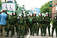 De Duitse politie vreest ernstige rellen rond de NAVO-top dit weekend. Ook bij de G8-top in Heiligendamm nabij Rostock was de politie in grote getalen aanwezig. Afb: ozeflyer, www.flickr.com