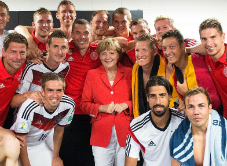Merkel en het Duitse elftal in Brazilië. Afb.: dpa