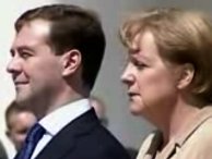 Dmitri Medvedev tijdens zijn bezoek aan Angela Merkel. Afbeelding: www.youtube.com