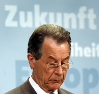 Lange gezichten bij de SPD na de Europese verkiezingen zondag in Duitsland, zoals hier bij partijvoorzitter Franz Müntefering. Afb: dpa/Picture Alliance