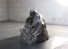 'Moeder en zoon' in de Neue Wache. Afb: flickr/qyphon/cc