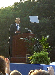 Obama spreekt voor de Siegessäule in Berlijn. Afbeelding: Hidde van der Wall voor het Duitslandweb