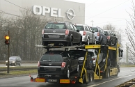 Een vrachtwagen met nieuwe Opels verlaat de fabriek in Bochum. Afb: dpa/Picture Alliance