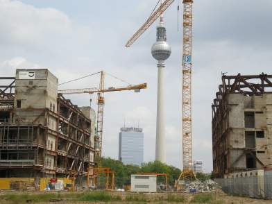 Het Palast der Republik in mei, in onttakelde toestand. Afb.: DIA