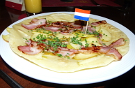 Pannekoek met rood-wit-blauw-vlaggetje. Afbeelding: DIA