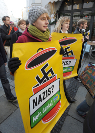 Driehonder sympathisanten liepen afgelopen maandag mee in een demonstratie tegen extreem-rechts door het centrum van Passau. Afbeelding: DPA / Picture Alliance