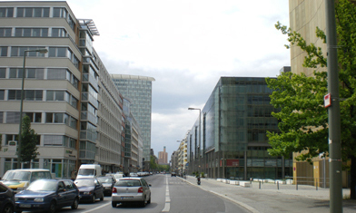 De Rudi-Dutschke-Strasse gezien vanaf de Axel-Springer-Strasse. In de verte Potsdamer Platz. Afb.: Duitslandweb 