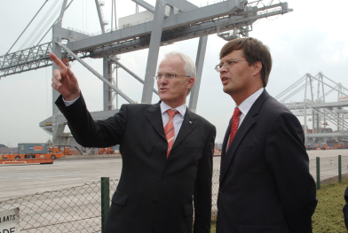 Rüttgers en Balkenende in de Rotterdamse haven in 2006. Afb.: dpa/picture-alliance