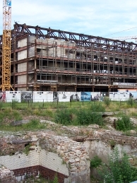 Restanten van het stadsslot met de resten van het Palast der Pepublik op de achtergrond. (2007) Afbeelding: DIA