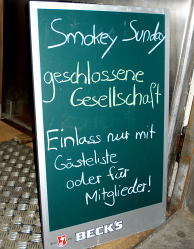 'Smokey Sunday - besloten gezelschap - alleen toegang via gastenlijst of voor leden!' Foto: Carina de Jonge