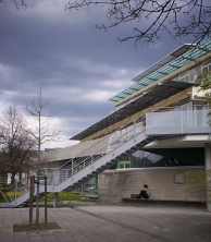 Het furistische gebouw van het St. Benno Gymnasium. Afbeelding: DIA