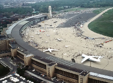 Het luchthavengebouw in 1984. Afb.: wikipedia/us air force/cc