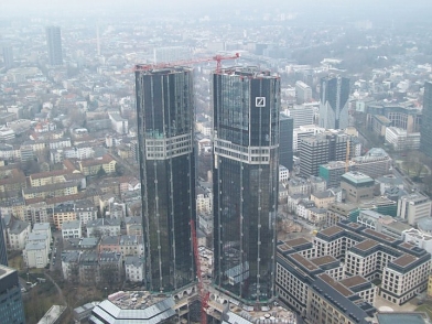 Uitzicht op de torens van de Deutsche Bank vanaf de MainTower. Afb.: DIA