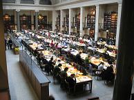 Studenten aan het werk in de Weense universiteitsbibliotheek. Afb: Hun, www.flickr.com