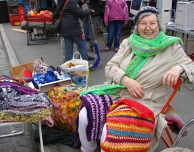 De dame met haar eigengebreide waren. Afb.: DIA