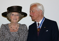 Von Weizsäcker met koningin Beatrix vanmorgen in Middelburg. De oud-president en de koningin gaan al jaren vriendschappelijk met elkaar om.