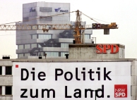 De Landesbanken en de deelstaatpolitiek zijn nauw met elkaar verweven. In Düsseldorf dat bijna letterlijk te zien. Op de voorgrond is het hoofdkantoor van de SPD in Noordrijn-Westfalen te zien, op de achtergrond de hoofdzetel van de Landesbank WestLB. Afb: DPA/Picture Alliance