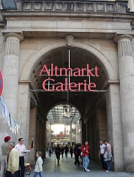 De ingang van de Altmarkt Galerie. Afbeelding: David Basanta, www.flickr.com