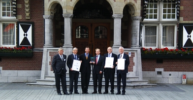DNHK-voorzitter Kurt Döhmel met de genomineerden en de winnaars voor het stadhuis in Zeist. Afbeelding: DIA