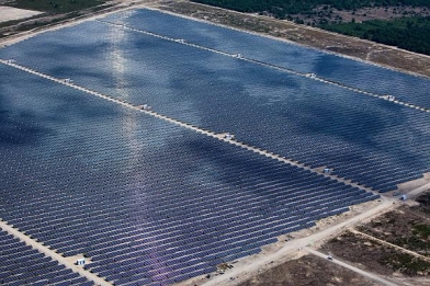 Als de plannen doorgaan wordt in de Sahara op een gebied van enkele tientallen kilometers duizenden parabolische zonnespiegels geplaatst. Afb: dpa/Picture Alliance