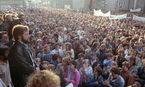 ©Bundesarchiv Bild 183-1989-1106-405. De maandagdemonstraties zetten het DDR-regime onder druk. 