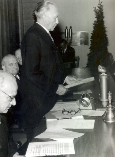 ©Bundesbildstelle, nr. 99029. Adenauer leest de grondwet voor in het parlement, 1949 
