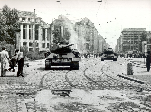 Russische tanks slaan in 1953 opstand in DDR neer. Afb.: Bundesbildstelle, 65142-3
