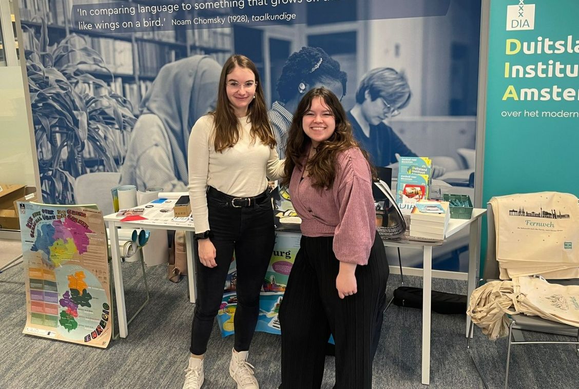 Stagiaire Regina en medewerker Lotte op een netwerkdag voor docenten Duits en Frans